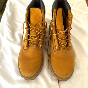 JUNIOR TIMBERLAND® CLASSIC 6-INCH WATERPROOF BOOT Pre-loved  size 3.5